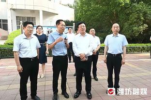 搁这玩儿呢！赛前申京和杰伦-格林“头球热身”？